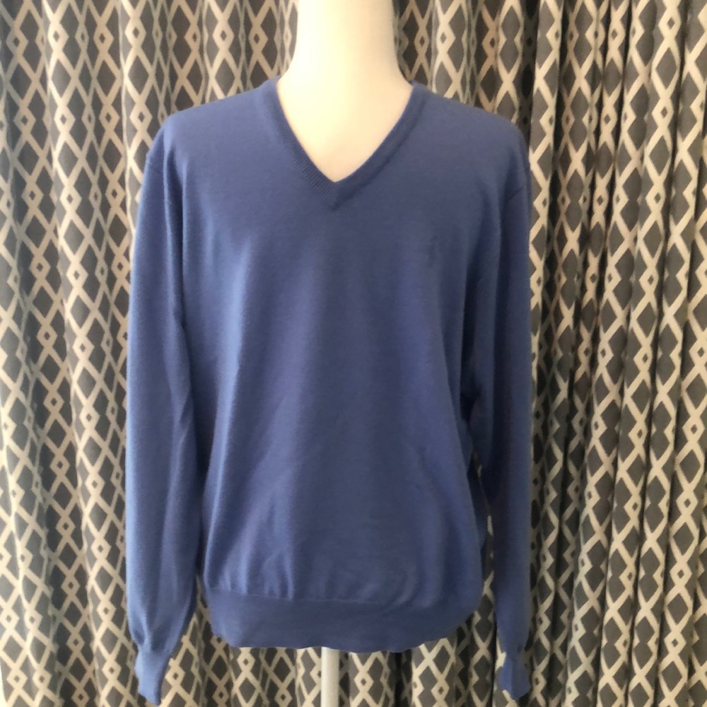 Men’s vneck sweater